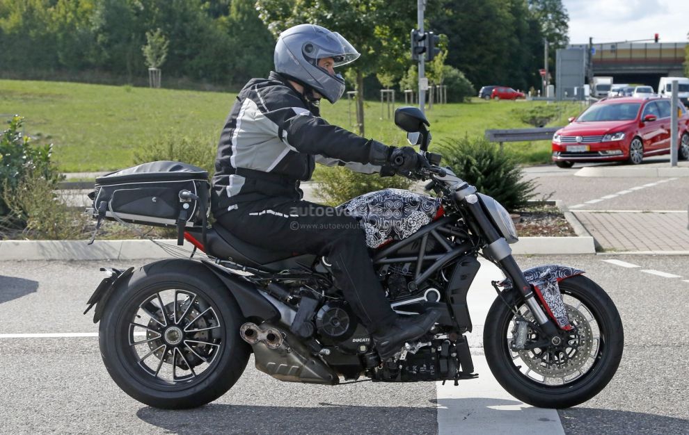Ducati Diavel z pasem napdowym - zdjcia szpiegowskie