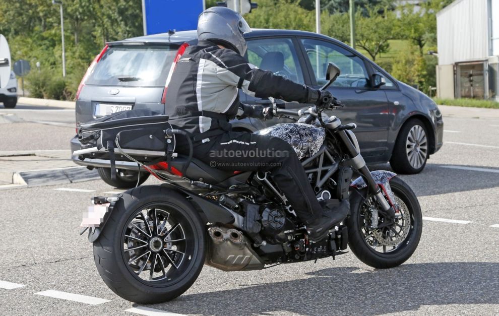 Ducati Diavel z pasem napdowym - zdjcia szpiegowskie