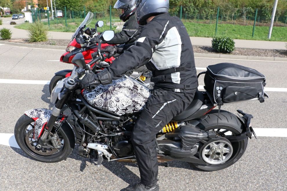 Ducati Diavel z pasem napędowym - zdjęcia szpiegowskie