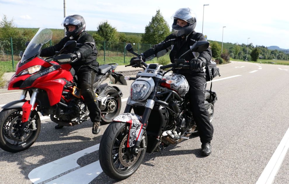 Ducati Diavel z pasem napdowym - zdjcia szpiegowskie