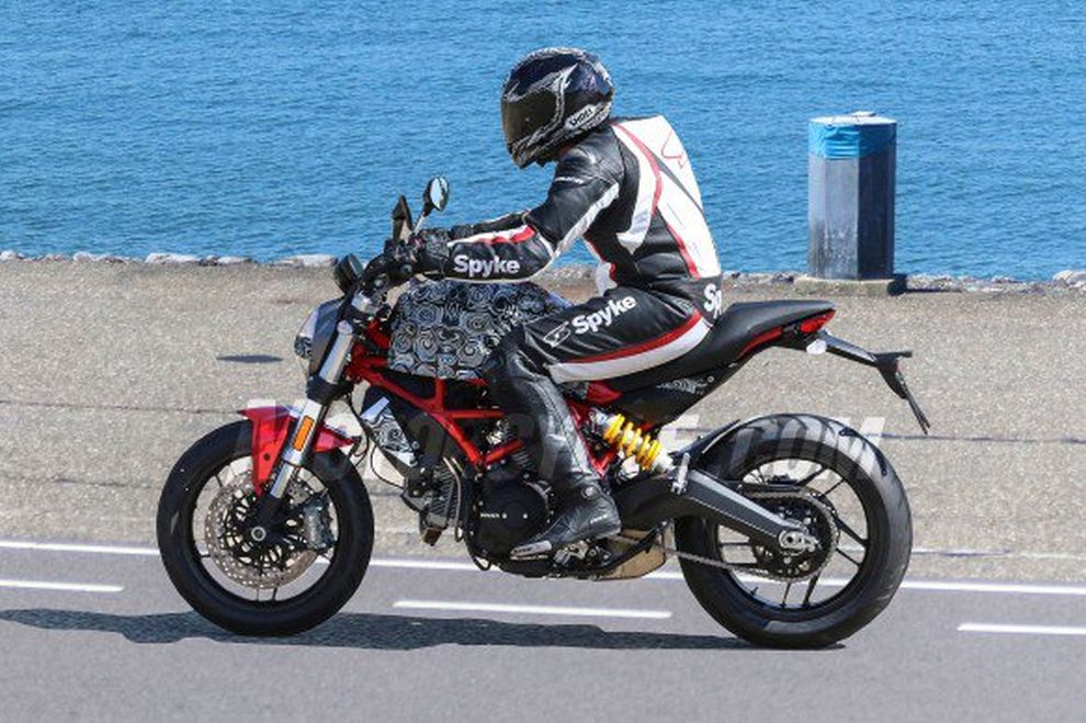 Ducati Monster 800 na 2017 rok - zdjcia szpiegowskie