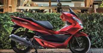 Honda PCX125 na 2017 rok otrzymała LED-owe światła