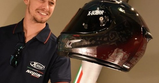 Casey Stoner i jego nowy kask SuperHero X-Lite X-802RR Ultra Carbon