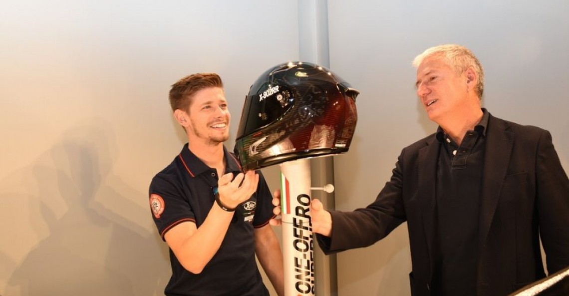 Casey Stoner i jego nowy kask SuperHero X-Lite X-802RR Ultra Carbon