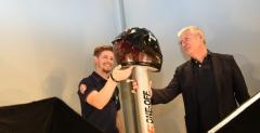 Casey Stoner i jego nowy kask SuperHero X-Lite X-802RR Ultra Carbon