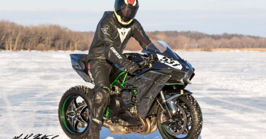 Kawasaki Ninja H2 - wheelie na lodzie