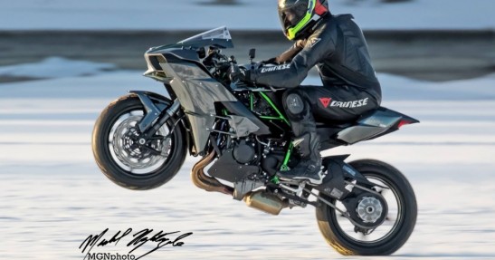 Kawasaki Ninja H2 - wheelie na lodzie