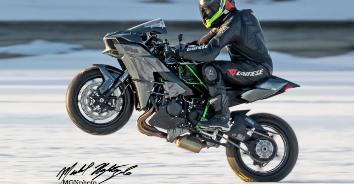 Kawasaki Ninja H2 - wheelie na lodzie