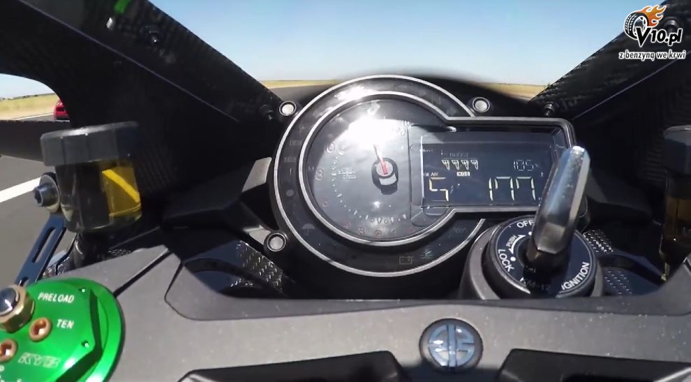 Kawasaki Ninja H2R vs Bugatti Veyron SS