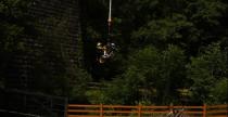 Skok motocyklem na bungee!
