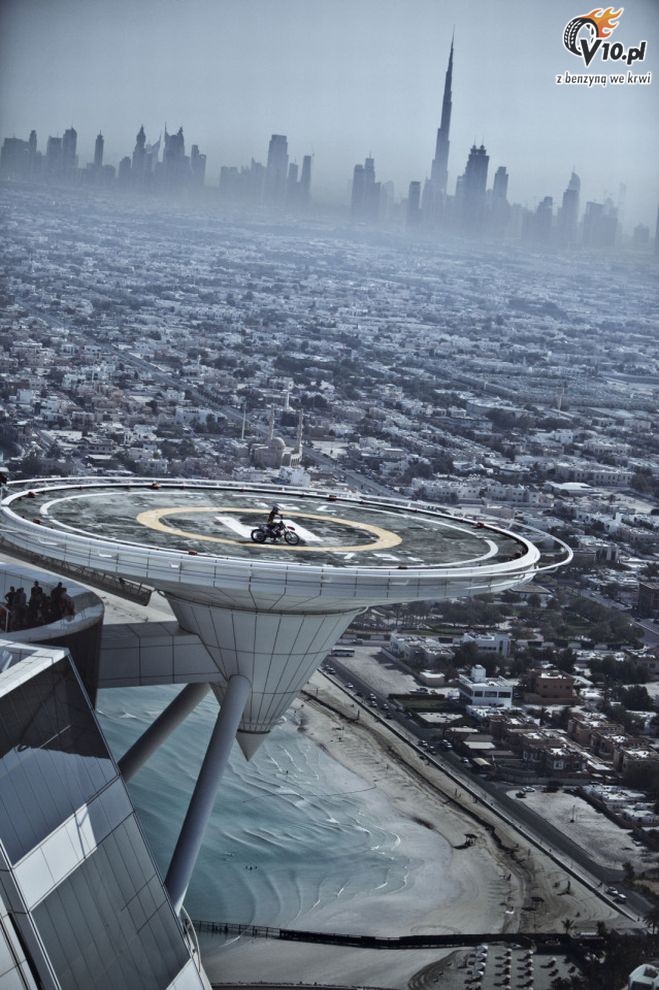 Dany Torres na dachu hotelu Burj Al Arab