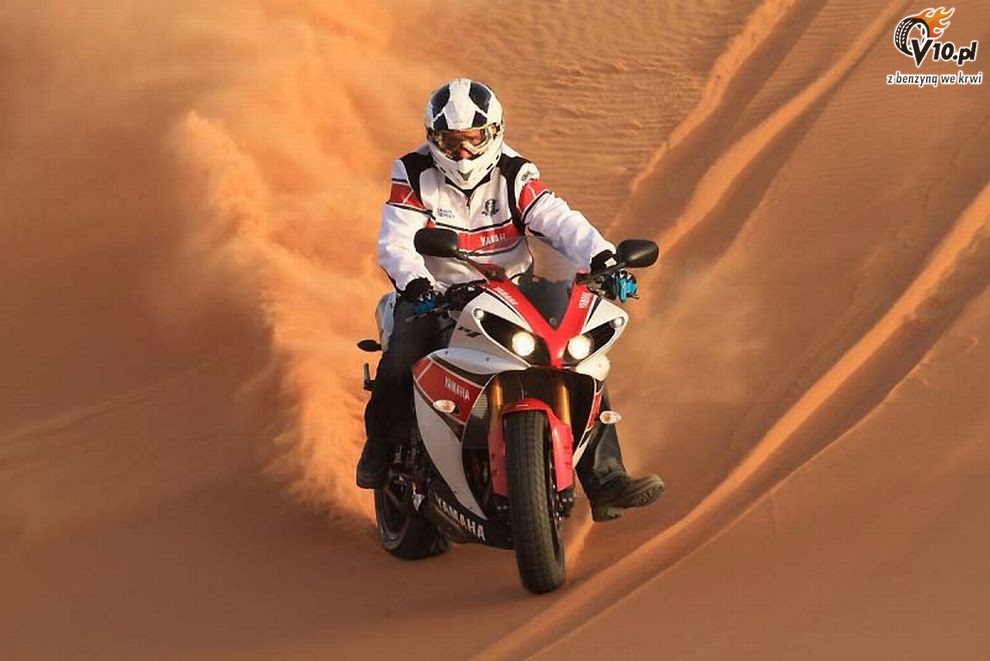Yamaha YZF-R1 na pustyni