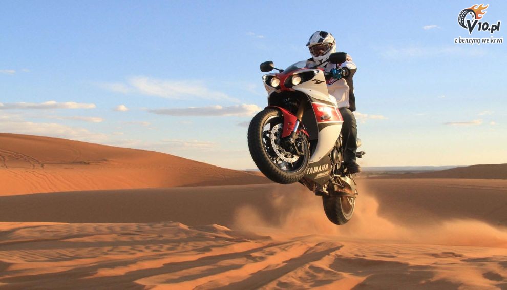 Yamaha YZF-R1 na pustyni