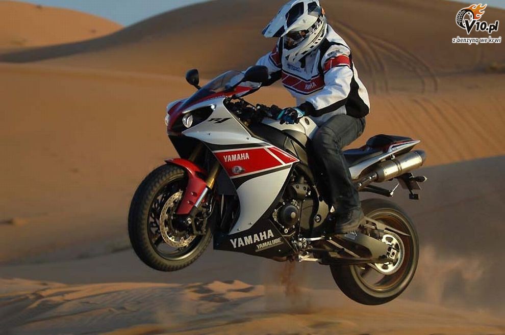 Yamaha YZF-R1 na pustyni