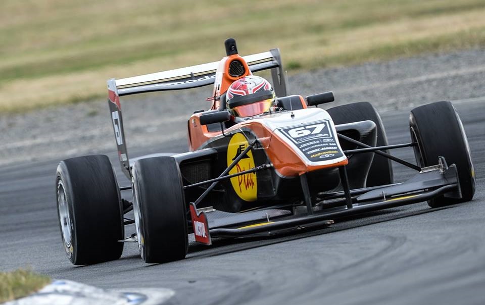 Ptak smy w otwierajcym wycigu trzeciej rundy Toyota Racing Series