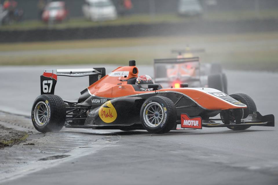 Ptak pity w drugich zawodach inauguracyjnej rundy Toyota Racing Series