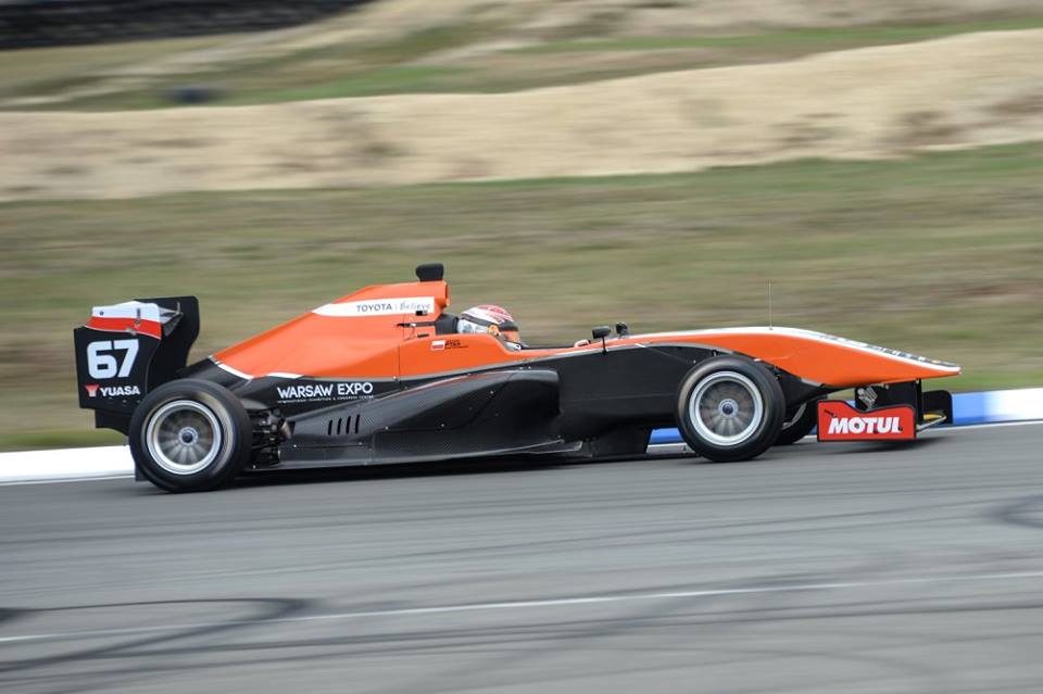 Ptak prowadzi w Toyota Racing Series, ale nie osign mety