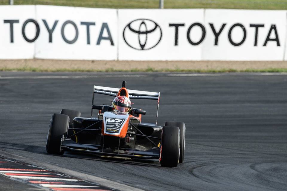 Ptak smy w otwierajcym wycigu trzeciej rundy Toyota Racing Series