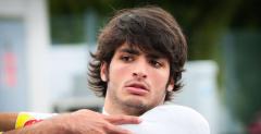 Carlos Sainz Jr naciska na kokpit w Toro Rosso