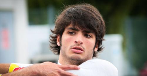 Carlos Sainz Jr naciska na kokpit w Toro Rosso