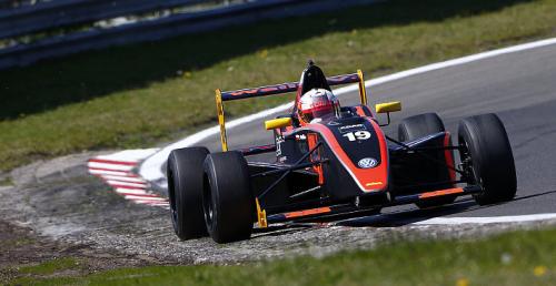 Igor Waliłko w czołówce wyścigów ADAC Formel Masters na Slovakia Ringu