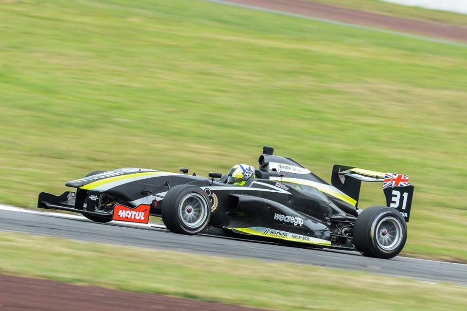Ptak dziewity w pierwszym wycigu finaowej rundy Toyota Racing Series