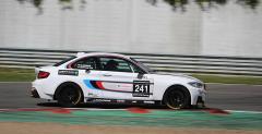 Dreszer zdobył mistrzostwo BMW M235i Racing Cup Belgium z piękną blondynką