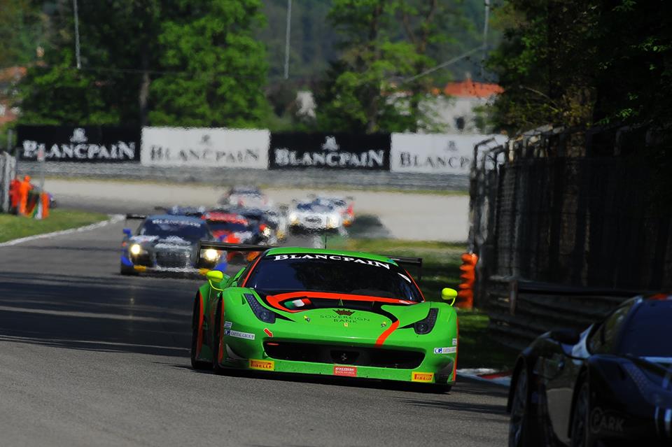 Pirat wyścigowy pokazuje pełnię talentu w Ferrari na torze Monza