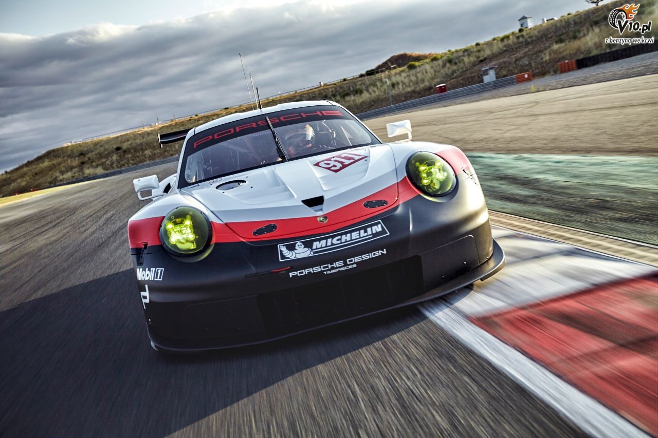 Nowe Porsche 911 RSR na sezon 2017 z centralnie umieszczonym silnikiem