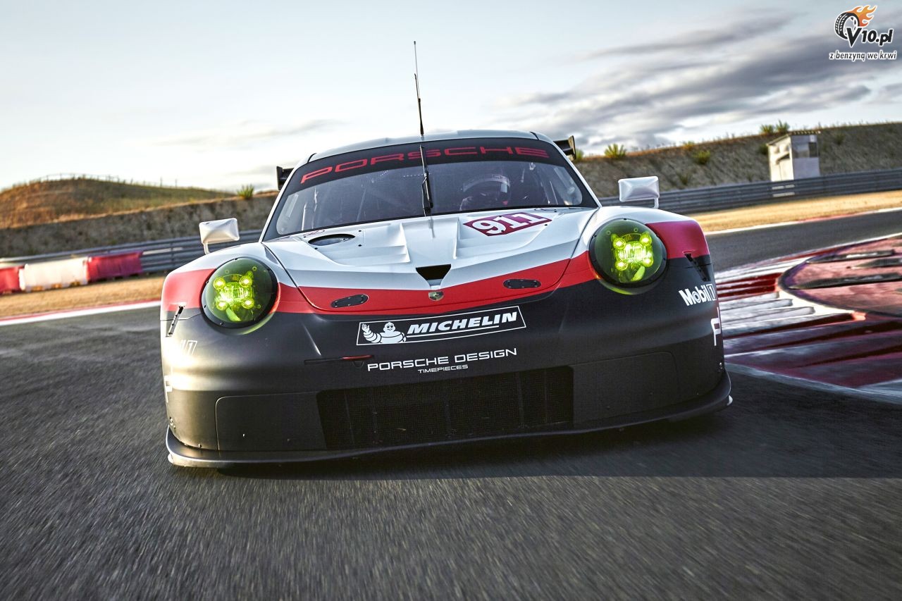 Nowe Porsche 911 RSR na sezon 2017 z centralnie umieszczonym silnikiem