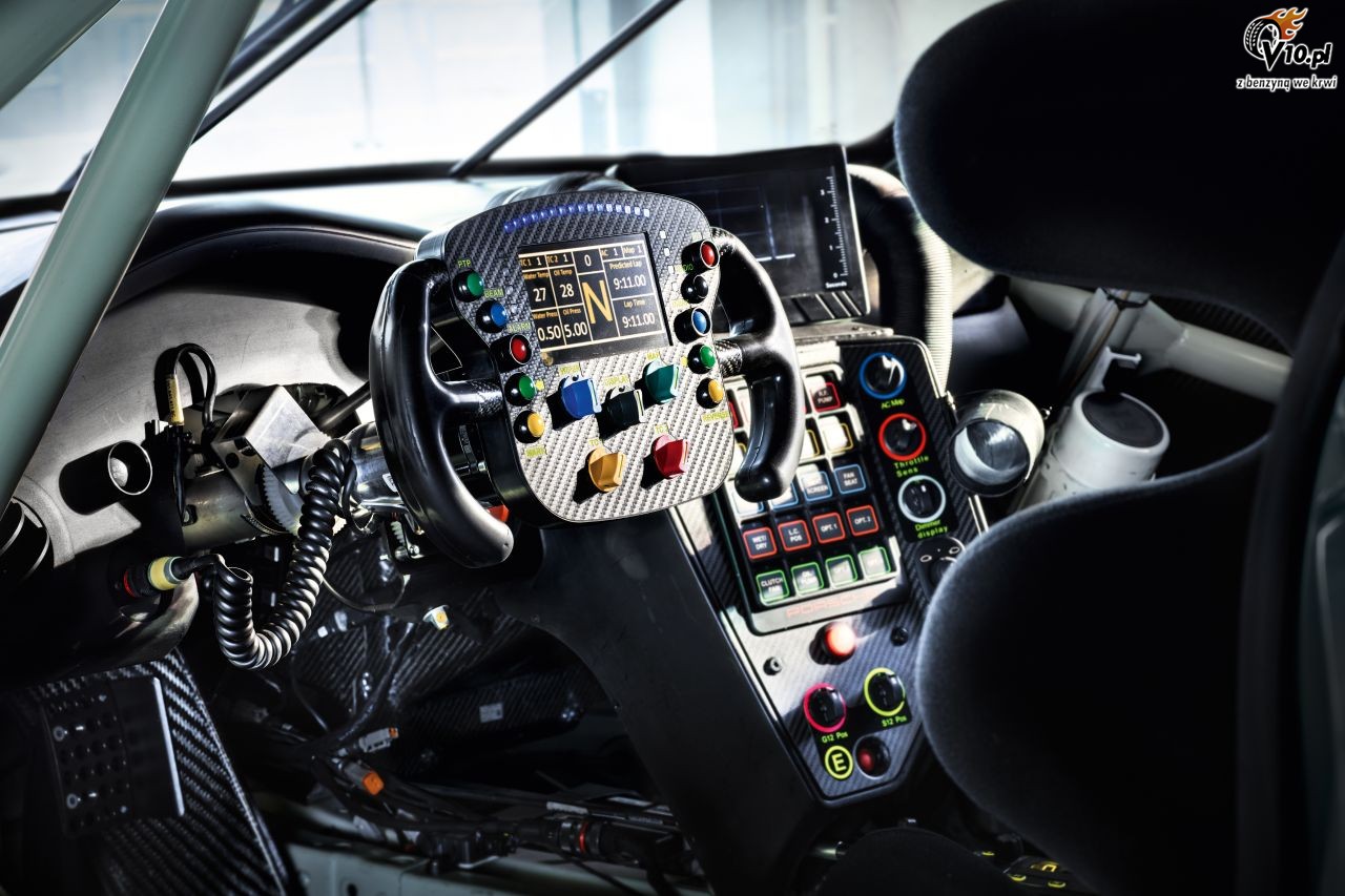 Nowe Porsche 911 RSR na sezon 2017 z centralnie umieszczonym silnikiem