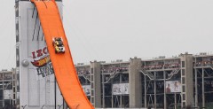 Wideo: Rekordowy skok autem na odległość 101 metrów podczas Indy 500!