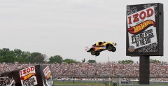 Wideo: Rekordowy skok autem na odległość 101 metrów podczas Indy 500!