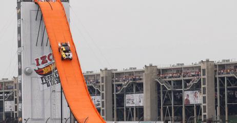Wideo: Rekordowy skok autem na odległość 101 metrów podczas Indy 500!