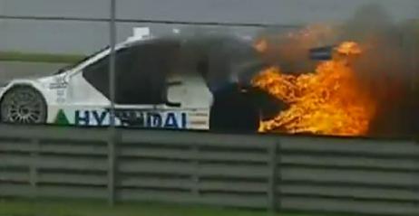 Wideo: Wyskoczył z jadącego auta w ogniu podczas wyścigu Stock Car Brasil