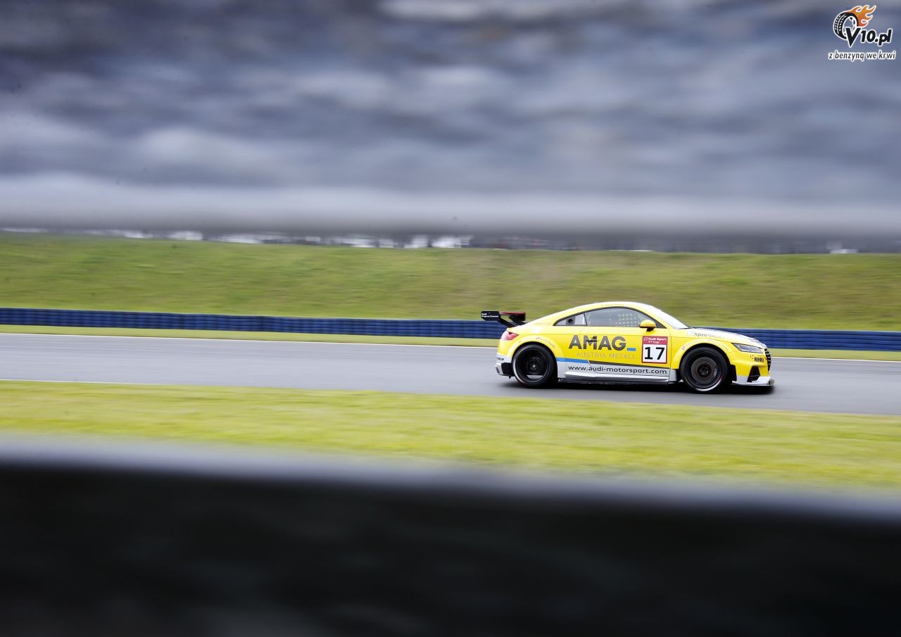 Audi Sport TT Cup: Kisiel niepokonany na Oschersleben