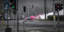Biało-czerwony drift na rondzie w Warszawie w Dniu Flagi