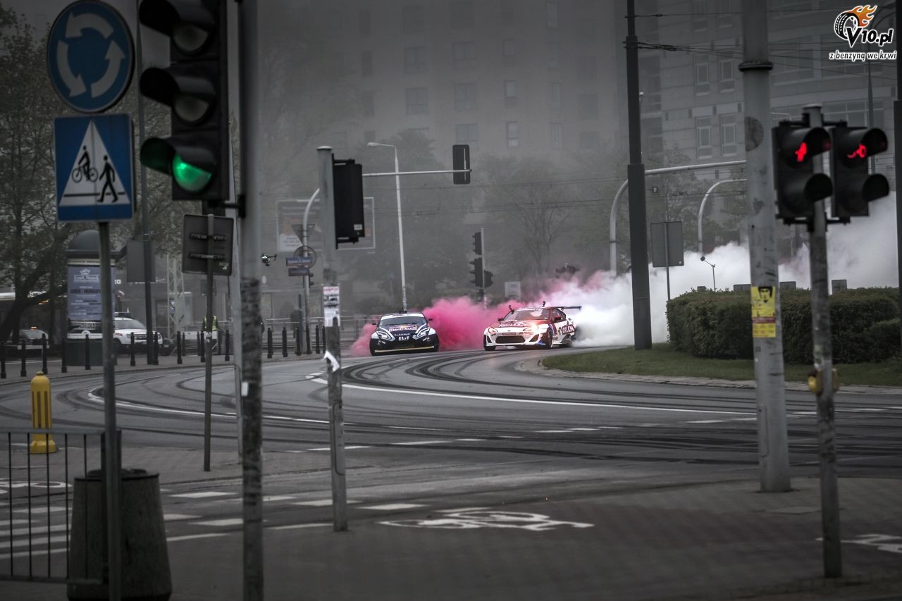 Biało-czerwony drift na rondzie w Warszawie w Dniu Flagi
