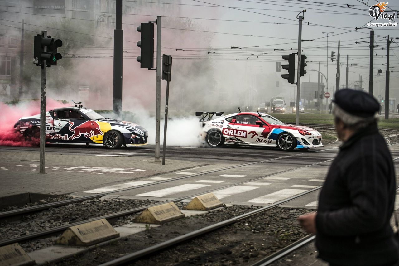 Biao-czerwony drift na rondzie w Warszawie w Dniu Flagi