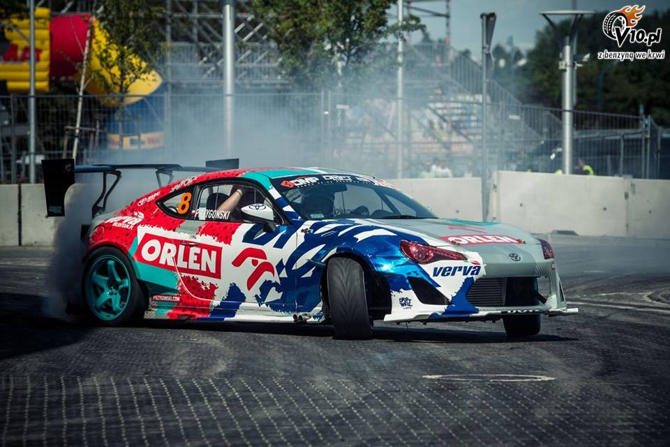 Drifting: Kuba Przygoski jedzie bokiem 217,97 km/h. Zmiady rekord Guinnessa!