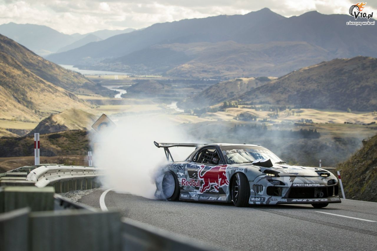 Wideo: Drifter Mad Mike szaleje 750-konn Mazd RX7 po nowozelandzkiej przeczy Crown Range
