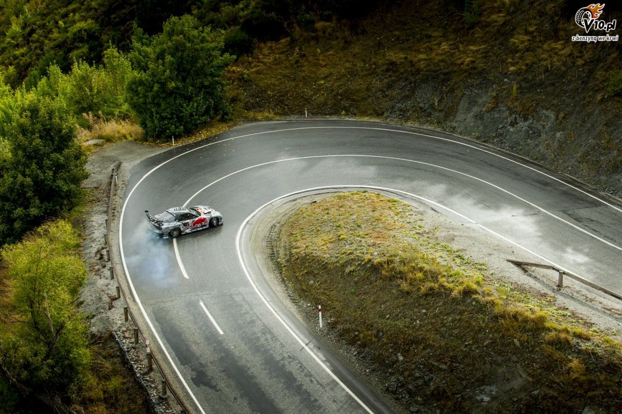 Wideo: Drifter Mad Mike szaleje 750-konn Mazd RX7 po nowozelandzkiej przeczy Crown Range