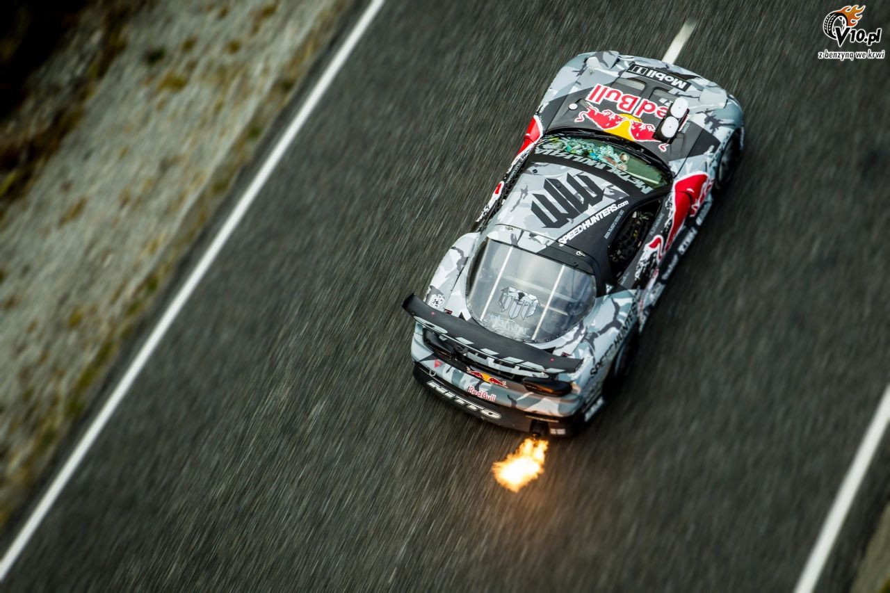 Wideo: Drifter Mad Mike szaleje 750-konn Mazd RX7 po nowozelandzkiej przeczy Crown Range