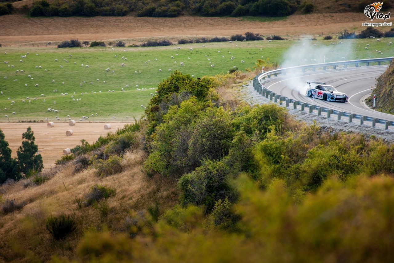 Wideo: Drifter Mad Mike szaleje 750-konn Mazd RX7 po nowozelandzkiej przeczy Crown Range