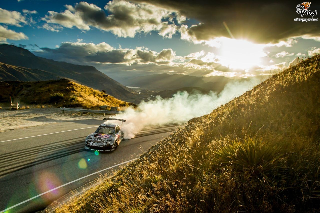 Wideo: Drifter Mad Mike szaleje 750-konn Mazd RX7 po nowozelandzkiej przeczy Crown Range