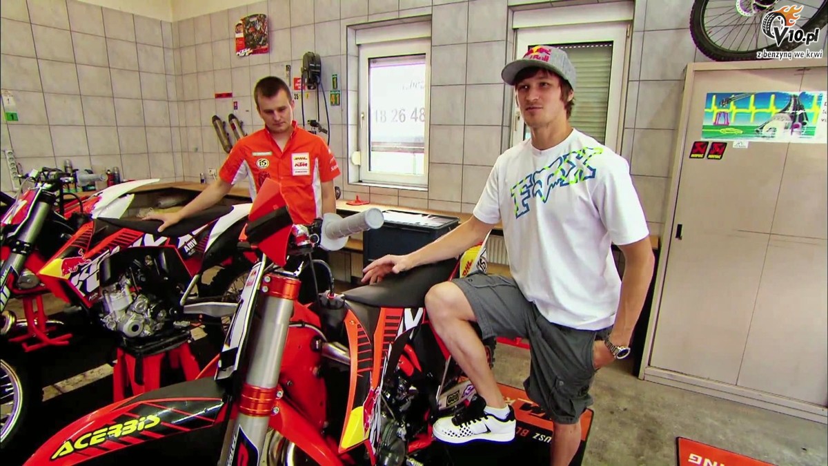 Tadek B�a�usiak oprowadza po swoich czterech k�tach