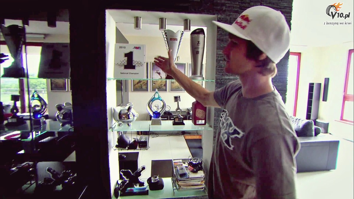 Tadek B�a�usiak oprowadza po swoich czterech k�tach