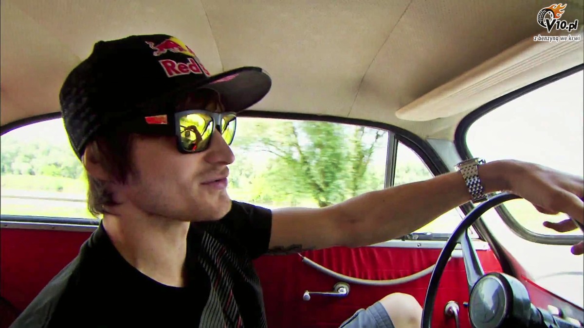 Tadek B�a�usiak oprowadza po swoich czterech k�tach