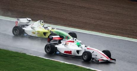 Wideo: Jak Kevin Mirocha wygrał wyścig Formuły 2. Zobacz świetny start Polaka
