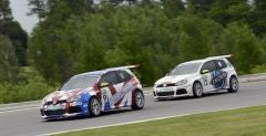 Volkswagen Castrol Cup: Kupcikas wygra pierwszy wycig w Brnie po awarii Lisowskiego